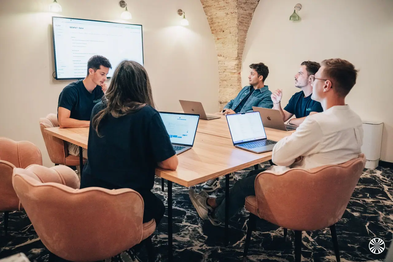 L'équipe Bienfait en réunion autour de la table du bureau