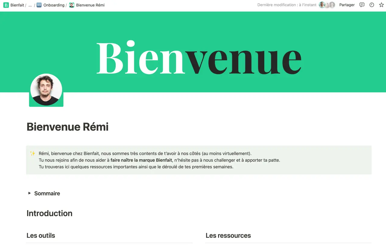 Une page Notion « Bienvenue Remi » : banniere verte, photo du nouvel arrivant, mot d'accueil, puis deux colonnes, Les outils et Les ressources.